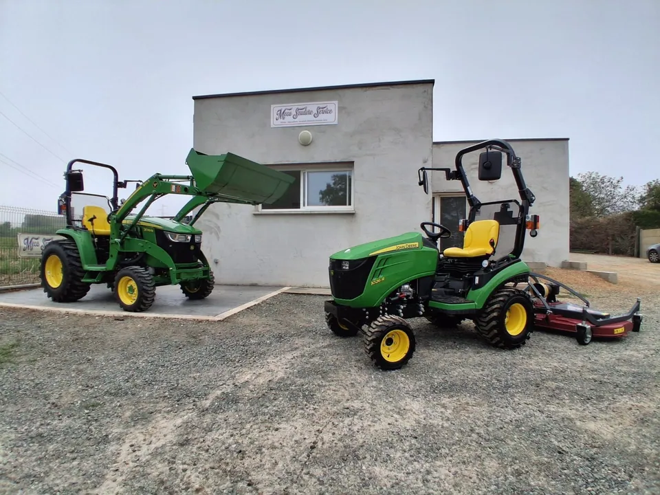 Le magasin Meca Soudure Service à Sillé-le-Philippe, avec deux tracteurs compacts John Deere devant l’entrée