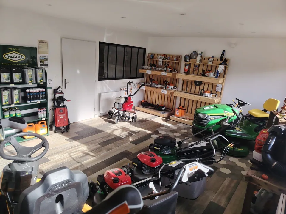 L’intérieur du magasin Meca Soudure Service : tondeuses, tracteurs tondeuses, motobineuse Honda, étagères STIHL et présentoir d’huiles Yacco