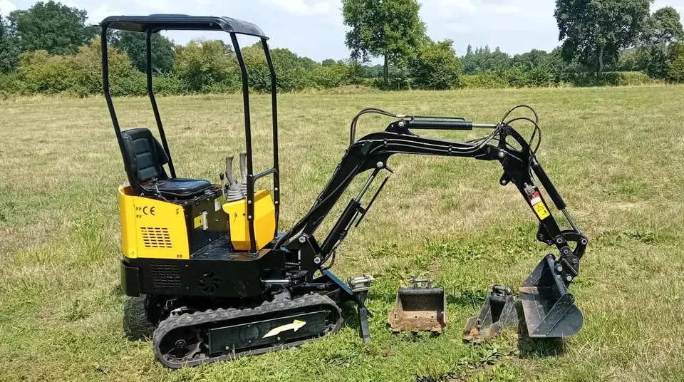 La mini-pelle de location avec ses godets de 20 et 40 cm et son godet de curage