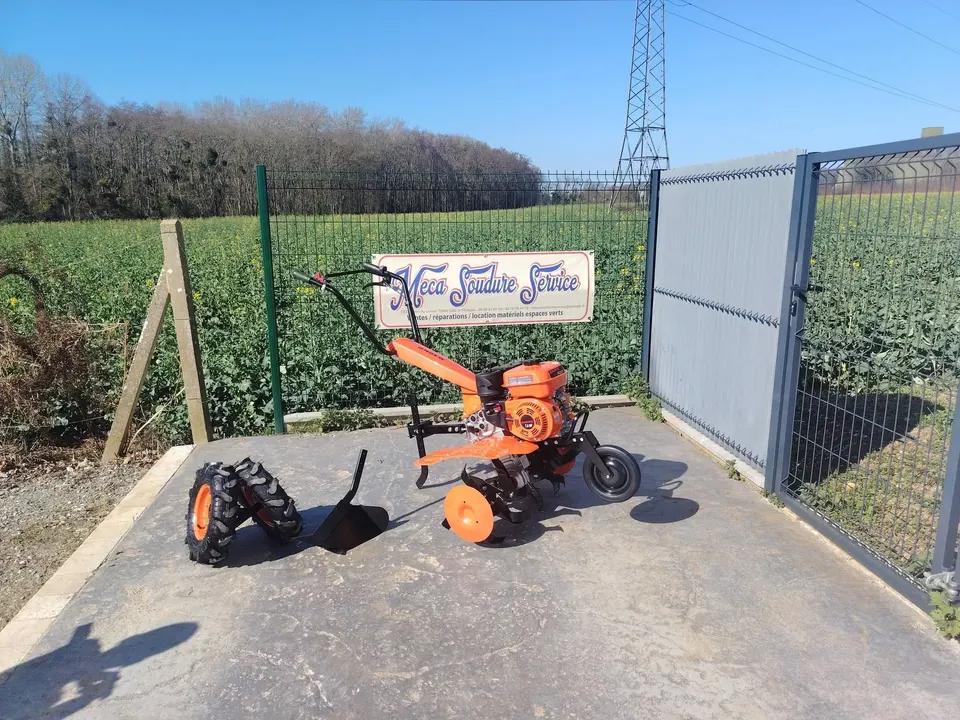 Motoculteur thermique avec roues agraires et buttoir devant l’enseigne Meca Soudure Service