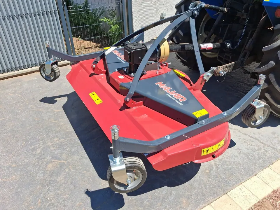 Tondeuse arrière Majar préparée à l’atelier, attelée à un micro-tracteur