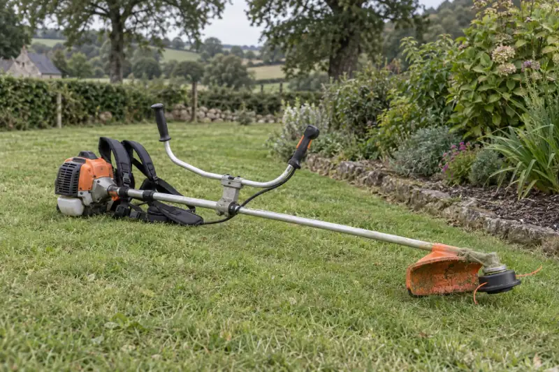 Coupe-bordure thermique posé au bord d’un massif (photo d’illustration)